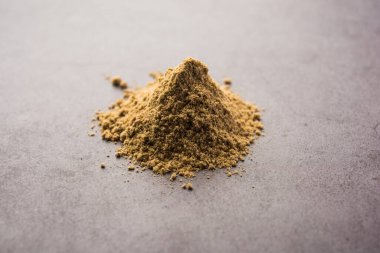 Chaat Masala, Hint baharat tozu karışımıdır, bir tutam baharatla her yemeği süsleyen keskin bir toz.