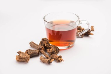 Çiğ Hint Ayurvedik Sarsaparilla sedef ve deri hastalıklarının, romatoid artrit ve böbrek hastalıklarının tedavisinde kullanılır.