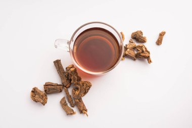 Çiğ Hint Ayurvedik Sarsaparilla sedef ve deri hastalıklarının, romatoid artrit ve böbrek hastalıklarının tedavisinde kullanılır.
