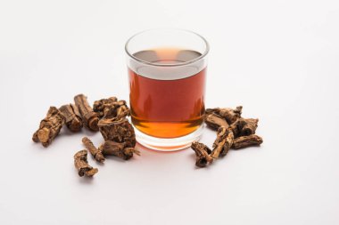 Çiğ Hint Ayurvedik Sarsaparilla sedef ve deri hastalıklarının, romatoid artrit ve böbrek hastalıklarının tedavisinde kullanılır.