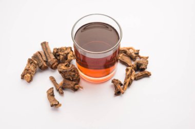 Çiğ Hint Ayurvedik Sarsaparilla sedef ve deri hastalıklarının, romatoid artrit ve böbrek hastalıklarının tedavisinde kullanılır.