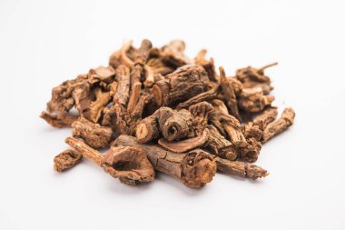Çiğ Hint Ayurvedik Sarsaparilla sedef ve deri hastalıklarının, romatoid artrit ve böbrek hastalıklarının tedavisinde kullanılır.
