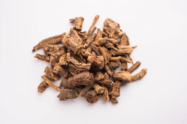 Çiğ Hint Ayurvedik Sarsaparilla sedef ve deri hastalıklarının, romatoid artrit ve böbrek hastalıklarının tedavisinde kullanılır.