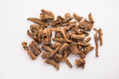 Çiğ Hint Ayurvedik Sarsaparilla sedef ve deri hastalıklarının, romatoid artrit ve böbrek hastalıklarının tedavisinde kullanılır.