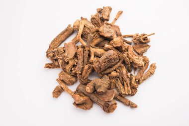 Çiğ Hint Ayurvedik Sarsaparilla sedef ve deri hastalıklarının, romatoid artrit ve böbrek hastalıklarının tedavisinde kullanılır.
