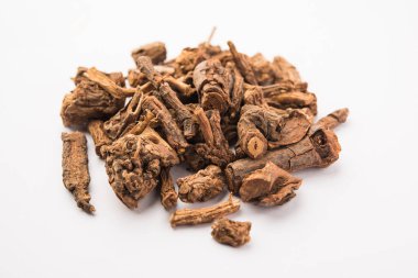 Çiğ Hint Ayurvedik Sarsaparilla sedef ve deri hastalıklarının, romatoid artrit ve böbrek hastalıklarının tedavisinde kullanılır.