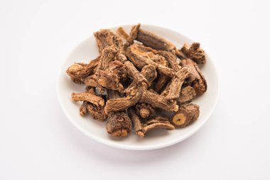 Çiğ Hint Ayurvedik Sarsaparilla sedef ve deri hastalıklarının, romatoid artrit ve böbrek hastalıklarının tedavisinde kullanılır.
