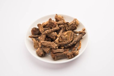 Çiğ Hint Ayurvedik Sarsaparilla sedef ve deri hastalıklarının, romatoid artrit ve böbrek hastalıklarının tedavisinde kullanılır.