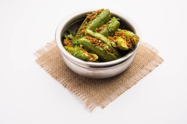 Hint usulü Bharwa Parwal veya Paraval veya Parval kuru Sabzi veya Doldurulmuş Sivri uçlu Kabak Kızartması, seçici odaklanma