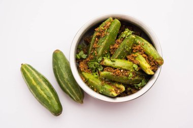 Hint usulü Bharwa Parwal veya Paraval veya Parval kuru Sabzi veya Doldurulmuş Sivri uçlu Kabak Kızartması, seçici odaklanma