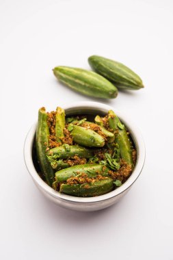 Hint usulü Bharwa Parwal veya Paraval veya Parval kuru Sabzi veya Doldurulmuş Sivri uçlu Kabak Kızartması, seçici odaklanma