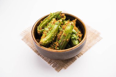 Hint usulü Bharwa Parwal veya Paraval veya Parval kuru Sabzi veya Doldurulmuş Sivri uçlu Kabak Kızartması, seçici odaklanma