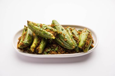 Hint usulü Bharwa Parwal veya Paraval veya Parval kuru Sabzi veya Doldurulmuş Sivri uçlu Kabak Kızartması, seçici odaklanma