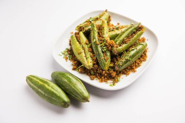 Hint usulü Bharwa Parwal veya Paraval veya Parval kuru Sabzi veya Doldurulmuş Sivri uçlu Kabak Kızartması, seçici odaklanma