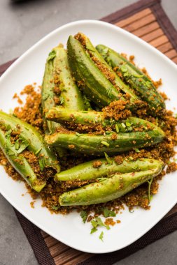 Hint usulü Bharwa Parwal veya Paraval veya Parval kuru Sabzi veya Doldurulmuş Sivri uçlu Kabak Kızartması, seçici odaklanma