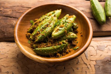 Hint usulü Bharwa Parwal veya Paraval veya Parval kuru Sabzi veya Doldurulmuş Sivri uçlu Kabak Kızartması, seçici odaklanma