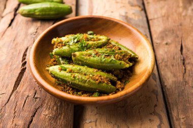 Hint usulü Bharwa Parwal veya Paraval veya Parval kuru Sabzi veya Doldurulmuş Sivri uçlu Kabak Kızartması, seçici odaklanma