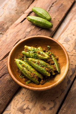 Hint usulü Bharwa Parwal veya Paraval veya Parval kuru Sabzi veya Doldurulmuş Sivri uçlu Kabak Kızartması, seçici odaklanma