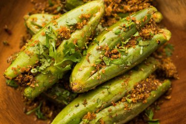 Hint usulü Bharwa Parwal veya Paraval veya Parval kuru Sabzi veya Doldurulmuş Sivri uçlu Kabak Kızartması, seçici odaklanma