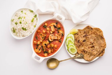 Hint yemeği menüsü Paratha ile servis edilen ve beyaz pirinç pişirilen domatesli körili domates çorbası ve ıspanaklı mantar çorbası.