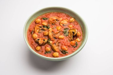 Hint yemeği menüsü Paratha ile servis edilen ve beyaz pirinç pişirilen domatesli körili domates çorbası ve ıspanaklı mantar çorbası.