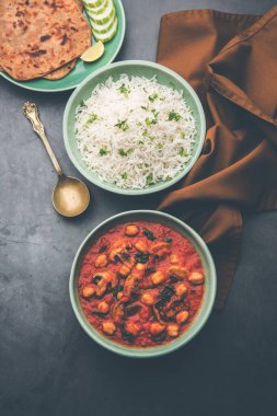 Hint yemeği menüsü Paratha ile servis edilen ve beyaz pirinç pişirilen domatesli körili domates çorbası ve ıspanaklı mantar çorbası.