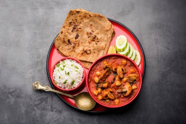 Hint yemeği menüsü Paratha ile servis edilen ve beyaz pirinç pişirilen domatesli körili domates çorbası ve ıspanaklı mantar çorbası.