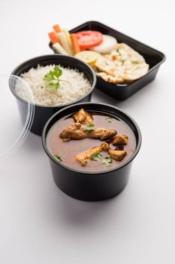 Hint Kırmızı Tavuğu köri paketi plastik konteynırda eve teslim edilecek.