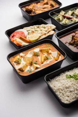 Çevrimiçi gıda konsepti Hindistan paneer yağı masala ve palak paneer, roti ve pirinç ile koyun eti ve tavuk köri plastik kaplar, tereyağlı tavuk gibi yemek, tavuk,