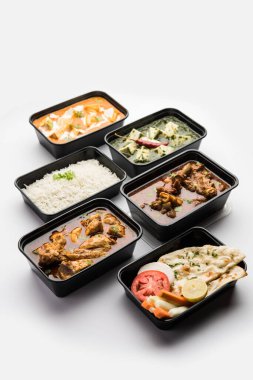 Çevrimiçi gıda konsepti Hindistan paneer yağı masala ve palak paneer, roti ve pirinç ile koyun eti ve tavuk köri plastik kaplar, tereyağlı tavuk gibi yemek, tavuk,