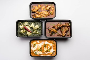 Çevrimiçi gıda konsepti Hindistan paneer yağı masala ve palak paneer, roti ve pirinç ile koyun eti ve tavuk köri plastik kaplar, tereyağlı tavuk gibi yemek, tavuk,