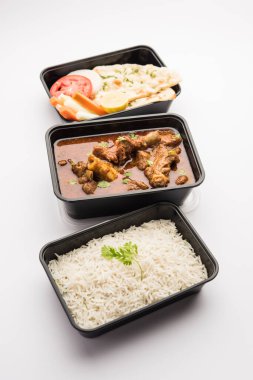 Çevrimiçi Gıda Teslimatı - Koyun eti ya da Gosht Masala veya Hint kuzusu Rogan Josh plastik bir kapta alınmaya hazır.