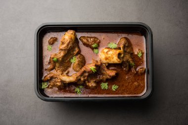 Çevrimiçi Gıda Teslimatı - Koyun eti ya da Gosht Masala veya Hint kuzusu Rogan Josh plastik bir kapta alınmaya hazır.