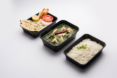 Pirinç ve chapati ile Palak Paneer eve teslim için plastik bir konteynır paketlenmiş