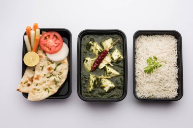 Pirinç ve chapati ile Palak Paneer eve teslim için plastik bir konteynır paketlenmiş