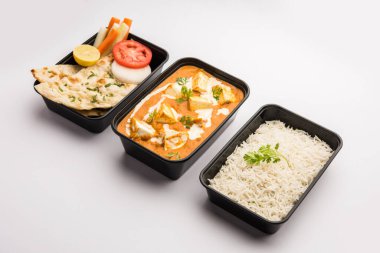 Paneer Butter Masala plastik konteynır ya da kutuda paketlenmiş, eve teslim edilmeye ya da alınmaya hazır