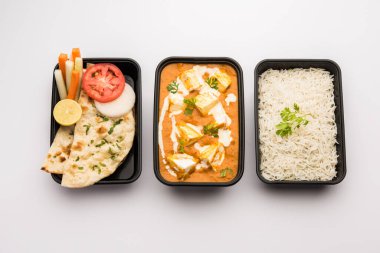 Paneer Butter Masala plastik konteynır ya da kutuda paketlenmiş, eve teslim edilmeye ya da alınmaya hazır