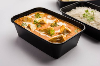 Paneer Butter Masala plastik konteynır ya da kutuda paketlenmiş, eve teslim edilmeye ya da alınmaya hazır