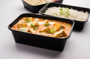 Paneer Butter Masala plastik konteynır ya da kutuda paketlenmiş, eve teslim edilmeye ya da alınmaya hazır