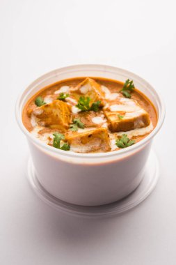 Paneer Butter Masala plastik konteynır ya da kutuda paketlenmiş, eve teslim edilmeye ya da alınmaya hazır
