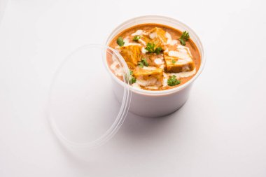 Paneer Butter Masala plastik konteynır ya da kutuda paketlenmiş, eve teslim edilmeye ya da alınmaya hazır