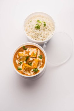 Paneer Butter Masala plastik konteynır ya da kutuda paketlenmiş, eve teslim edilmeye ya da alınmaya hazır