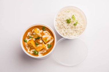 Paneer Butter Masala plastik konteynır ya da kutuda paketlenmiş, eve teslim edilmeye ya da alınmaya hazır