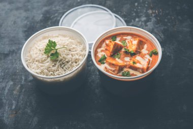 Paneer Butter Masala plastik konteynır ya da kutuda paketlenmiş, eve teslim edilmeye ya da alınmaya hazır
