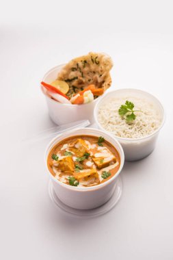 Paneer Butter Masala plastik konteynır ya da kutuda paketlenmiş, eve teslim edilmeye ya da alınmaya hazır