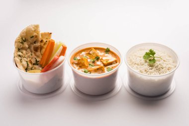 Paneer Butter Masala plastik konteynır ya da kutuda paketlenmiş, eve teslim edilmeye ya da alınmaya hazır