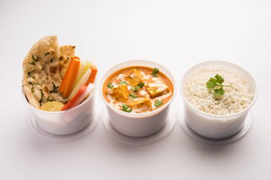 Paneer Butter Masala plastik konteynır ya da kutuda paketlenmiş, eve teslim edilmeye ya da alınmaya hazır