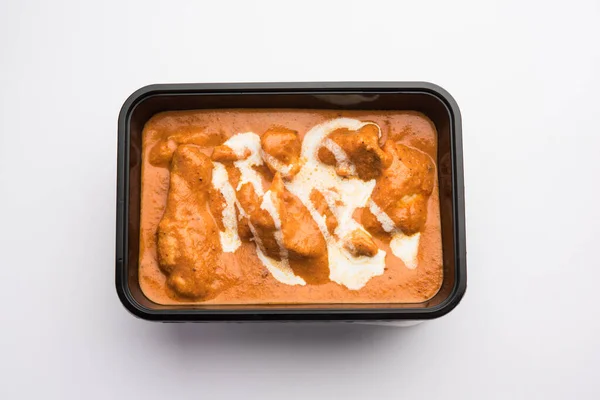 Indyjskie Masło Kurczak Curry Danie Serwowane Czarnym Plastikowym Pojemniku Dostawy — Zdjęcie stockowe