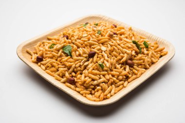 Puff Rice Chivda, murmurmurmura ya da mırıldanarak yapılan lezzetli ve baharatlı bir bhel ürünüdür.
