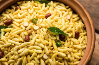 Puff Rice Chivda, murmurmurmura ya da mırıldanarak yapılan lezzetli ve baharatlı bir bhel ürünüdür.
